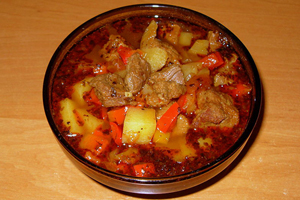 Zupa węgierska z wołowiną i papryką.
