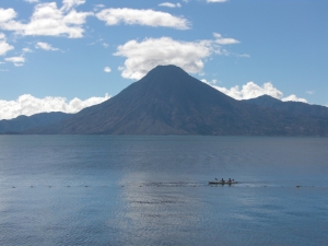Gwatemala - krajobraz z jeziorem Atitlan